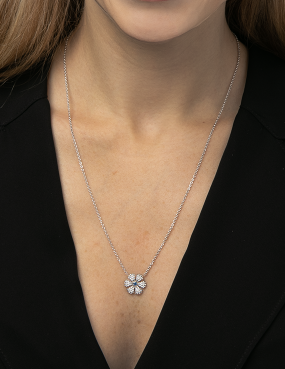 18k White Gold Flower Pendant Necklace